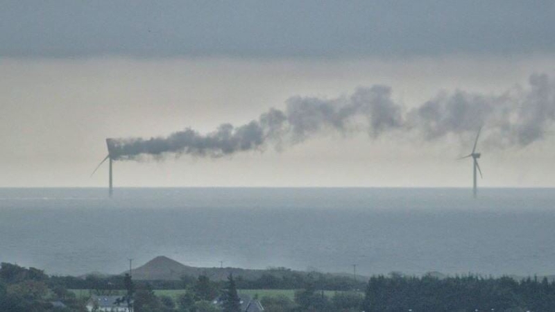 Tuirbín gaoithe trí thine amach ó Chill Mhantáin