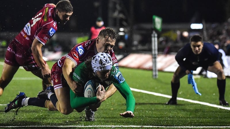 Mack Hansen holds off Sam Costelow's tackle to score