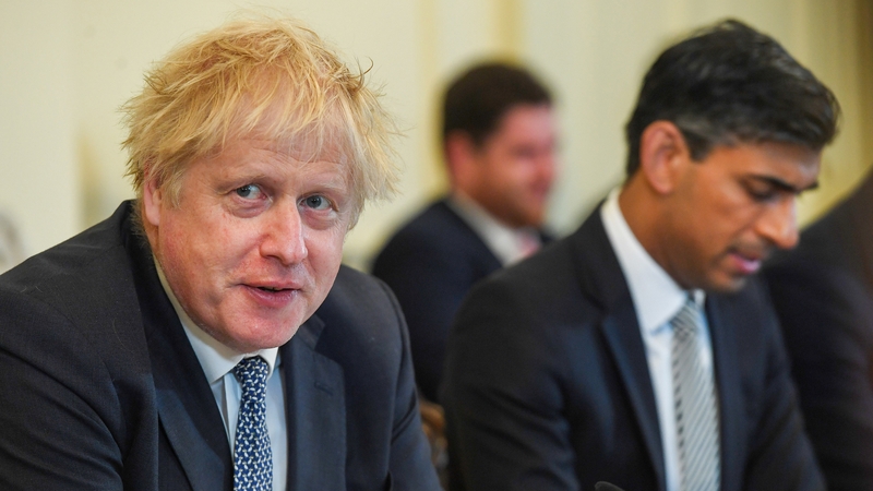 Líon na bhfeisirí a deir go poiblí go mbeidh siad ag tacú le Johnson fós faoi bhun an 100.