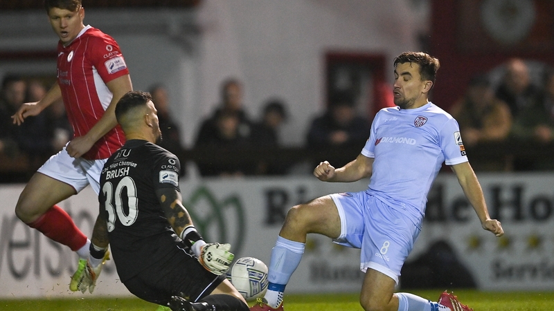 Derry City's Joe Thomson has a shot on goal saved by Sligo Rovers goalkeeper Richard Brush