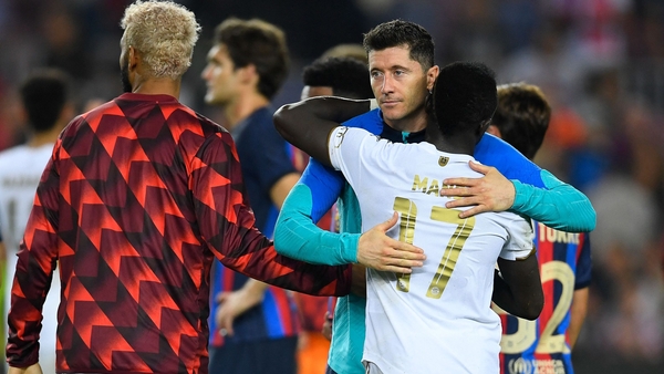Robert Lewandowski hugs Sadio Mane after the defeat to Bayern Munich
