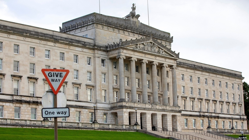 Duine ná deoraí le feiceáil i Stormont inniu