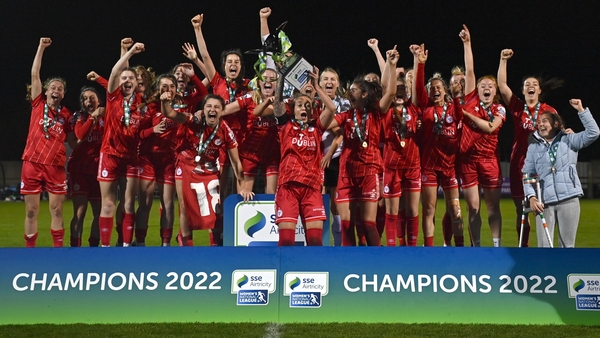 Shelbourne captain Pearl Slattery lifts the trophy alongside her team-mates
