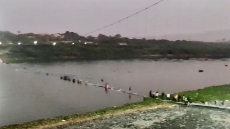 Local TV said more than 400 people were on the bridge when it collapsed