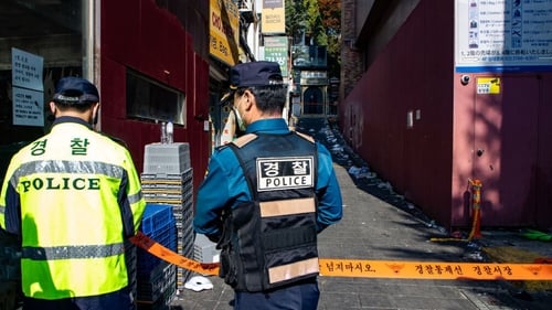 The police prepare a police line around the crime scene of the incident