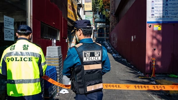The police prepare a police line around the crime scene of the incident