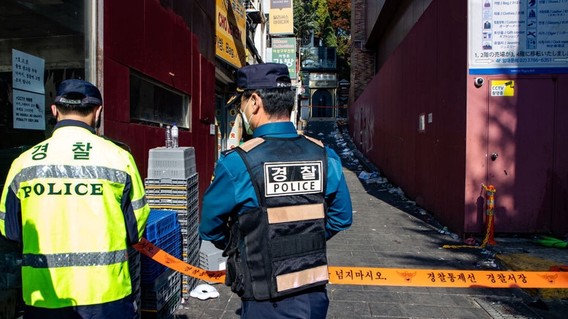 The police prepare a police line around the crime scene of the incident