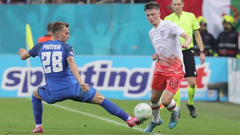 Scarles skips down the line