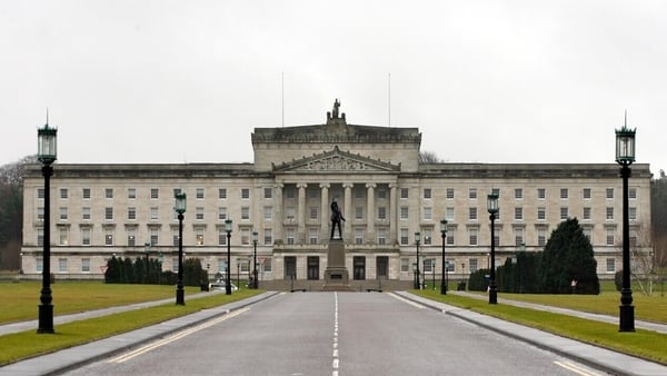 Ciorrú pá i ndán d'fheisirí Stormont