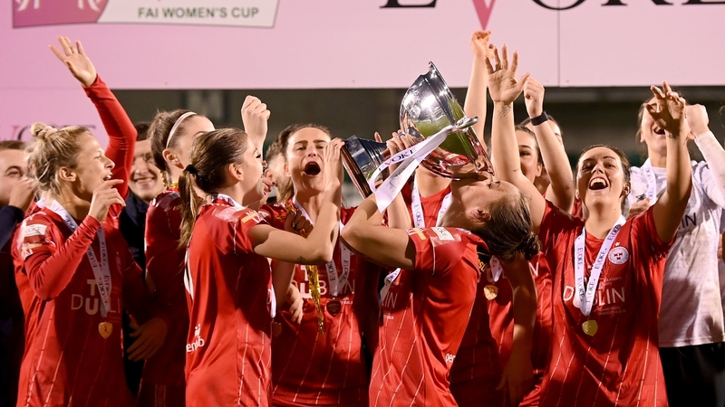 Shelbourne captain Pearl Slattery kisses the cup