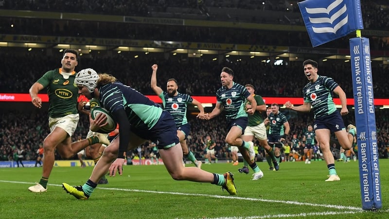 Mack Hansen dives over for Ireland second try