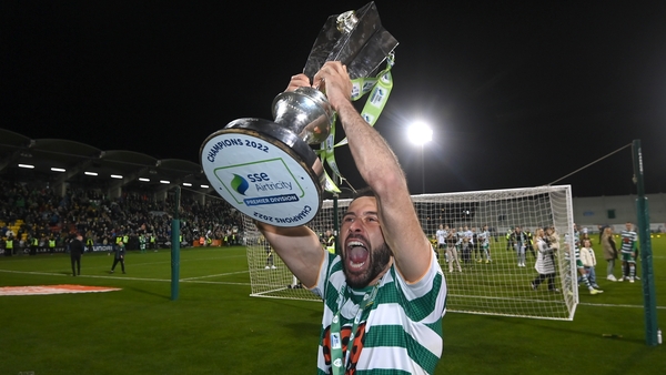 PFAI vice-chairman Roberto Lopes lifts the 2022 SSE Airtricity Premier Division trophy