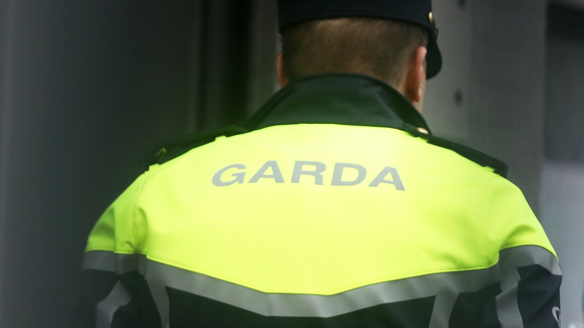 Tús Áite: Drochíde frith-theifeach a fhaigheann comhairleoirí