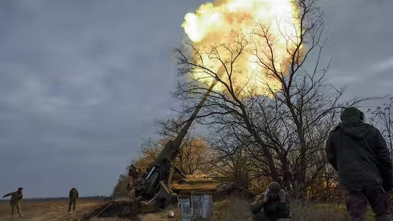 Ukrainian personnel fire a canon in the Kherson area. Photo: Stanislav Kozliuk/EPA/AAP