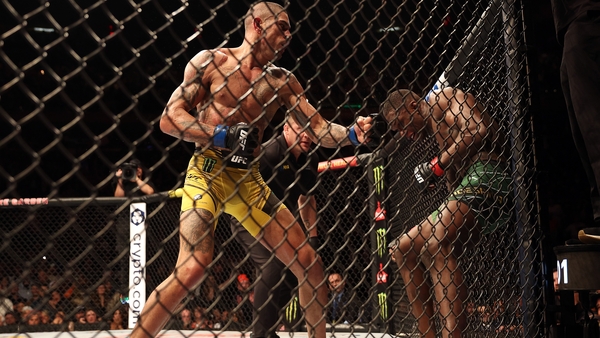 Alex Pereira knocks down Israel Adesanya