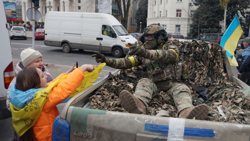 Fáilte curtha roimh shaighdiúir Úcránach in Kherson, 13 Samhain 2022