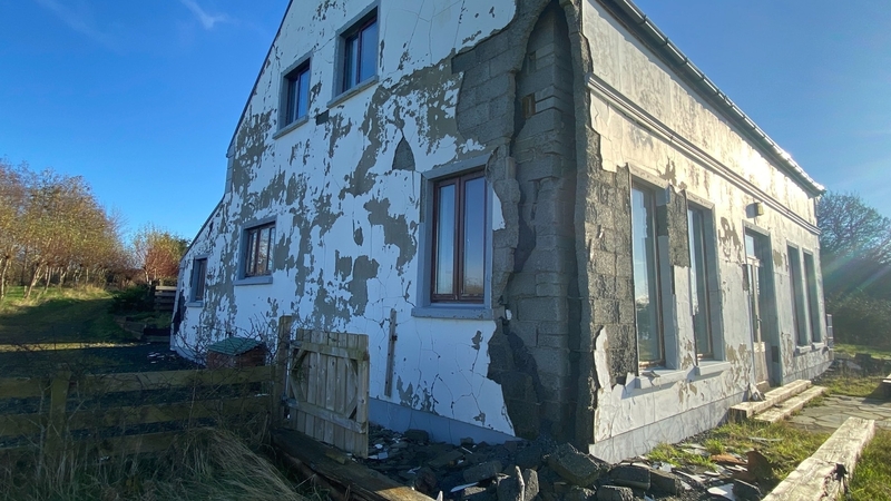 Teach i dTír Chonaill loite ag míoca.