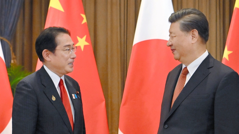 Fumio Kishida (L) and Xi Jinping met on the sidelines of summit in Bangkok