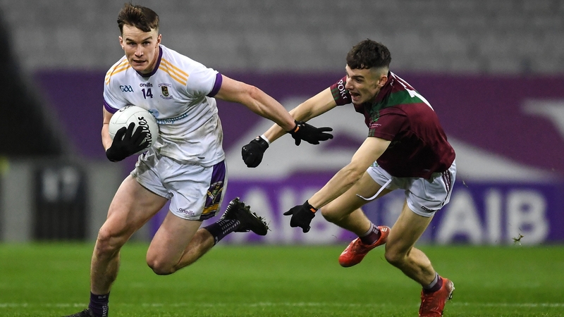 Dara Mullin of Kilmacud Crokes gets past the challenge of Portarlington's Darragh Slevin