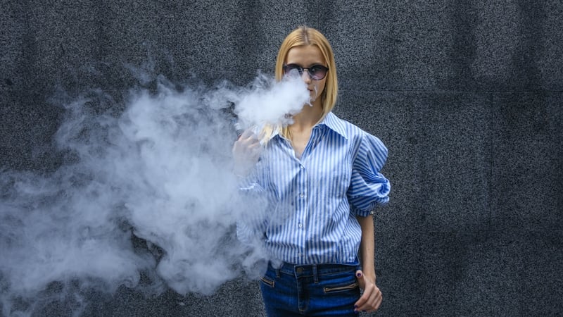 Bean óg ag vápáil (Stoc-íomhá)