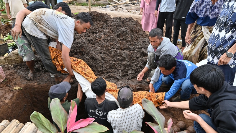 Fear a maraíodh sa chrith talún san Indinéis á adhlacadh