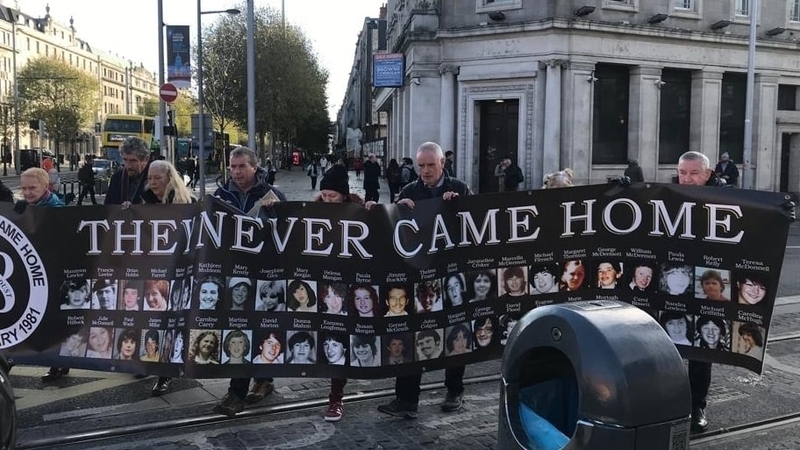 Meirge mór cuimhneacháin á iompar ag gaolta na marbh