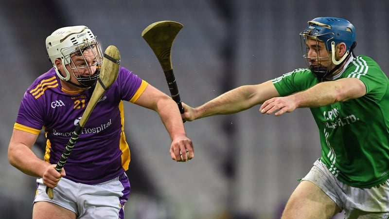 Fionn Ó Ceallaigh of Kilmacud Crokes (l) tries to evade St Mullin's Paudie Kehoe