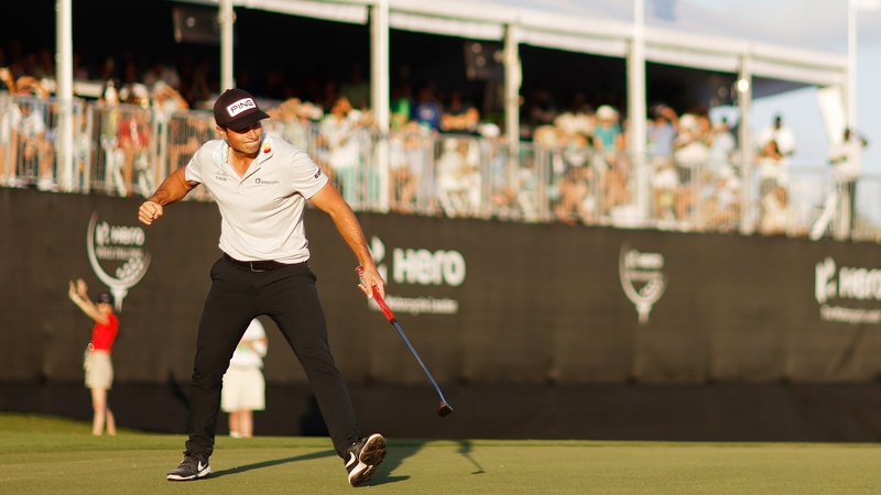 Viktor Hovland celebrates on the 18th green