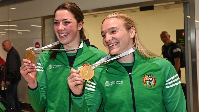 21 May: Lisa O'Rourke (l) and Amy Broadhurst with their World Championship gold medals at Dublin Airport