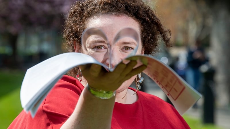 Bríd Ní Ghruagáin ag tairiscint duit an ealaín a bhlaiseadh