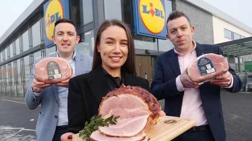 Claire Mulrennan, Senior Buyer at Lidl Ireland with David Brett, Managing Director, Honeyvale (right) and John Brett, Commerical Director, Honeyvale (left)