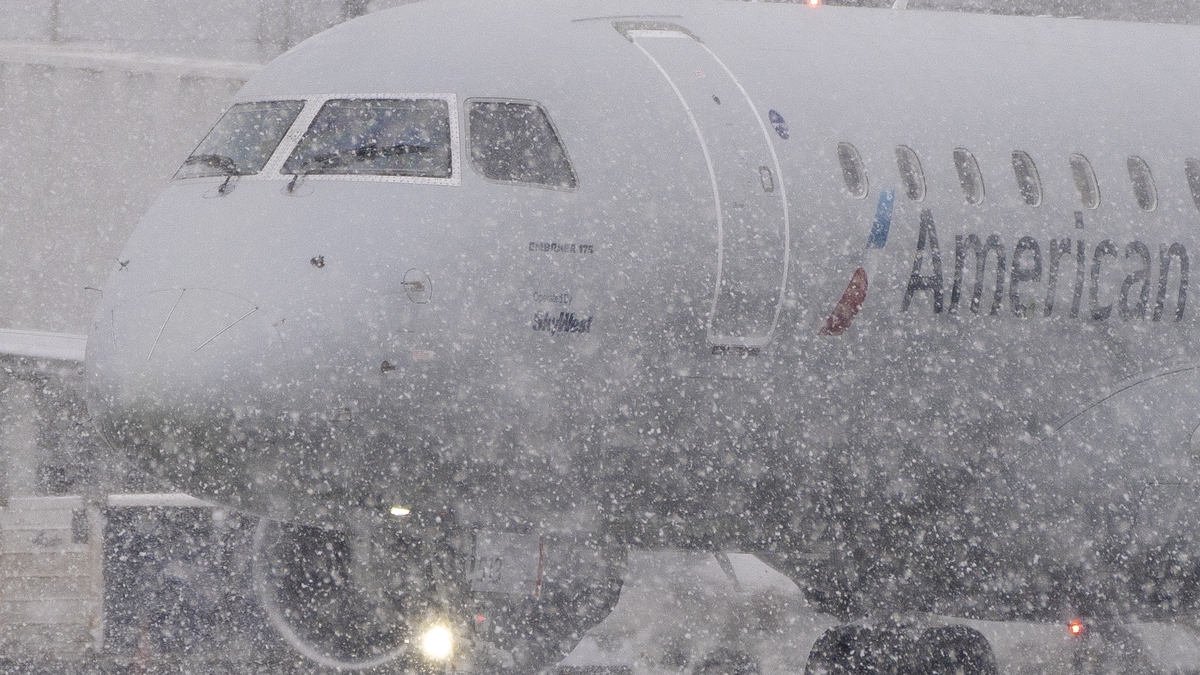 Travel disruptions in the UK and US