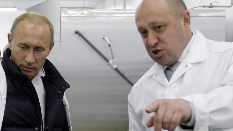 Yevgeny Prigozhin (R) pictured with Vladimir Putin in 2010