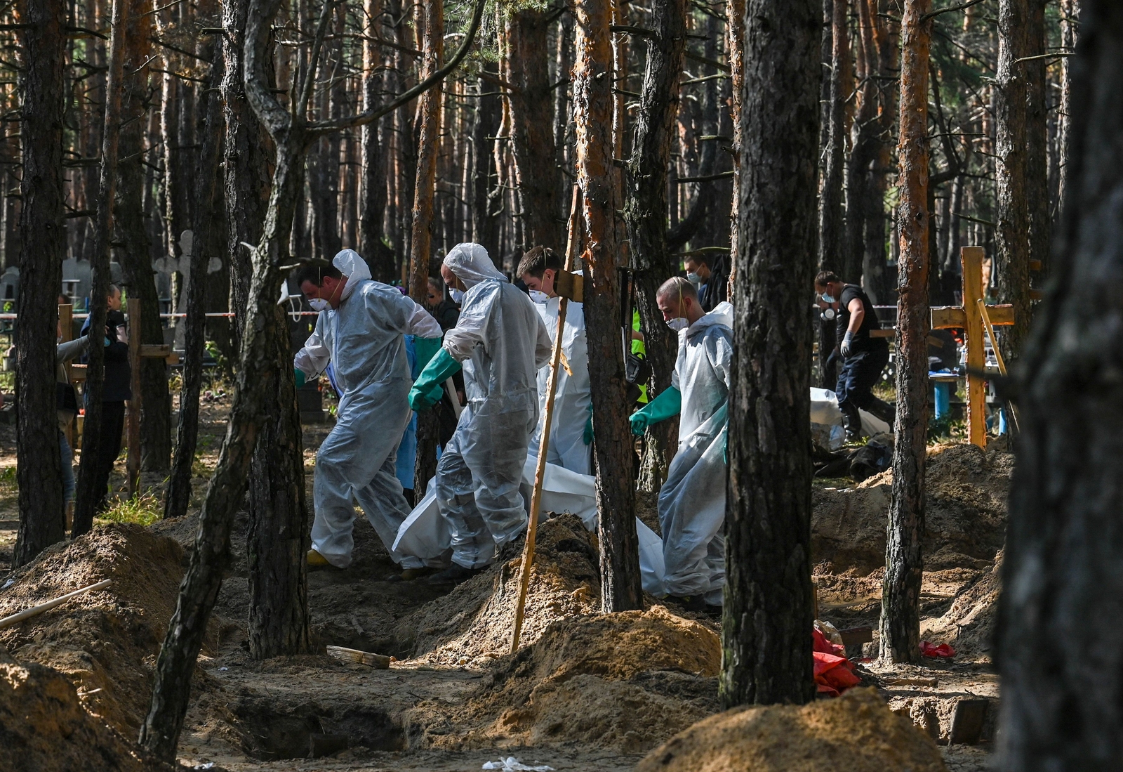 Bodies exhumed at Izium mass grave (Juan Barreto/AFP via Getty)