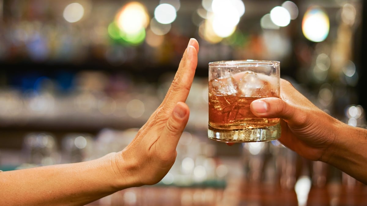 Should the sale of alcohol be banned on flights?