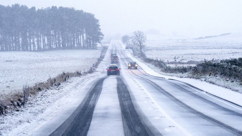 Bhí na bóithre ó thuaidh dainséarach i rith an lae.