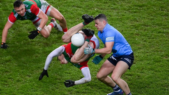 19 February: Diarmuid O'Connor of Mayo has a somewhat unorthodox grip of the ball during the Allianz League against Dublin at Croke Park