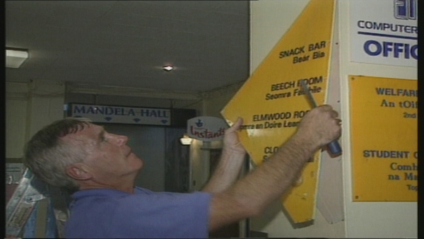 Comharthaí dátheangacha á mbaint anuas