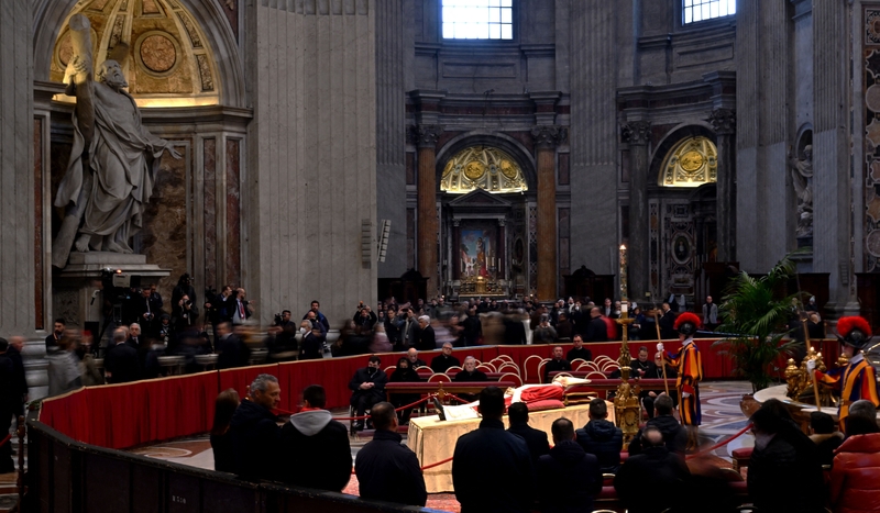 Corp an Phápa Emeritus Beinidict ina luí faoi ghradam stáit i mBaisleac Pheadair