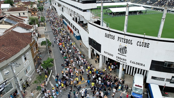 Mourners queue outside Vila Belmiro stadium awaiting to pay their respects