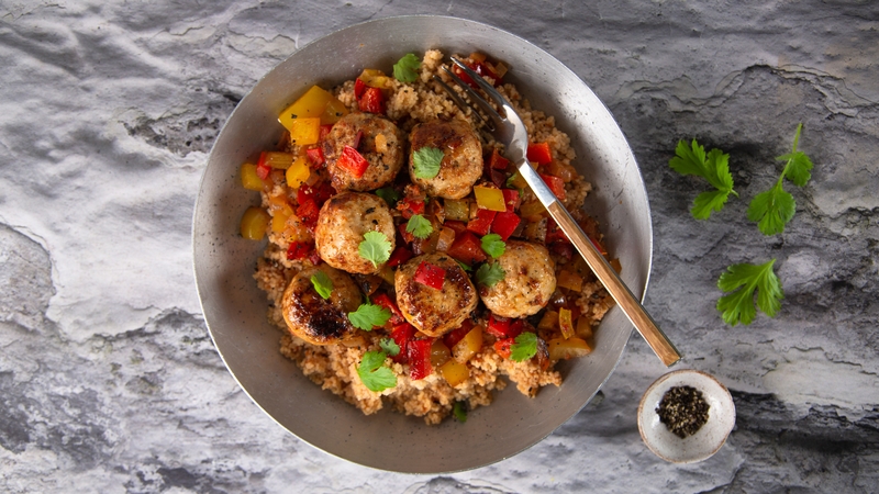 Each serving contains approximately 570 kcal.