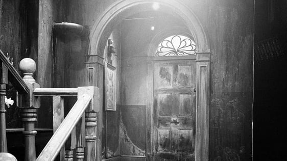 Behan -- 'An Giall' set (1968) © RTÉ Photographic Archive 2199/034