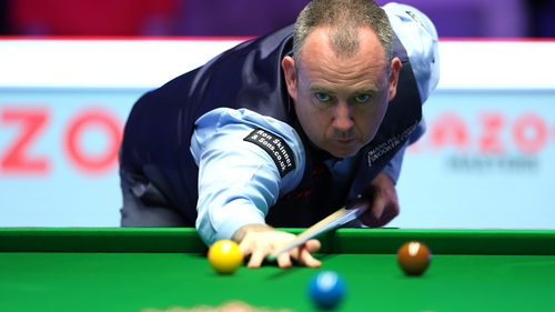 Mark Williams had to deal with a wasp attack in his match with David Gilbert