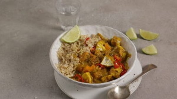 Each serving contains approximately 530 kcal.