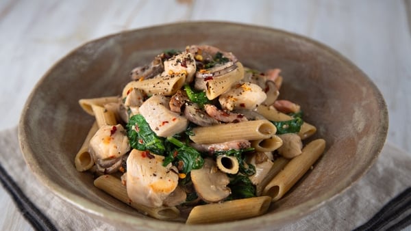 Each serving contains approximately 475 kcal.