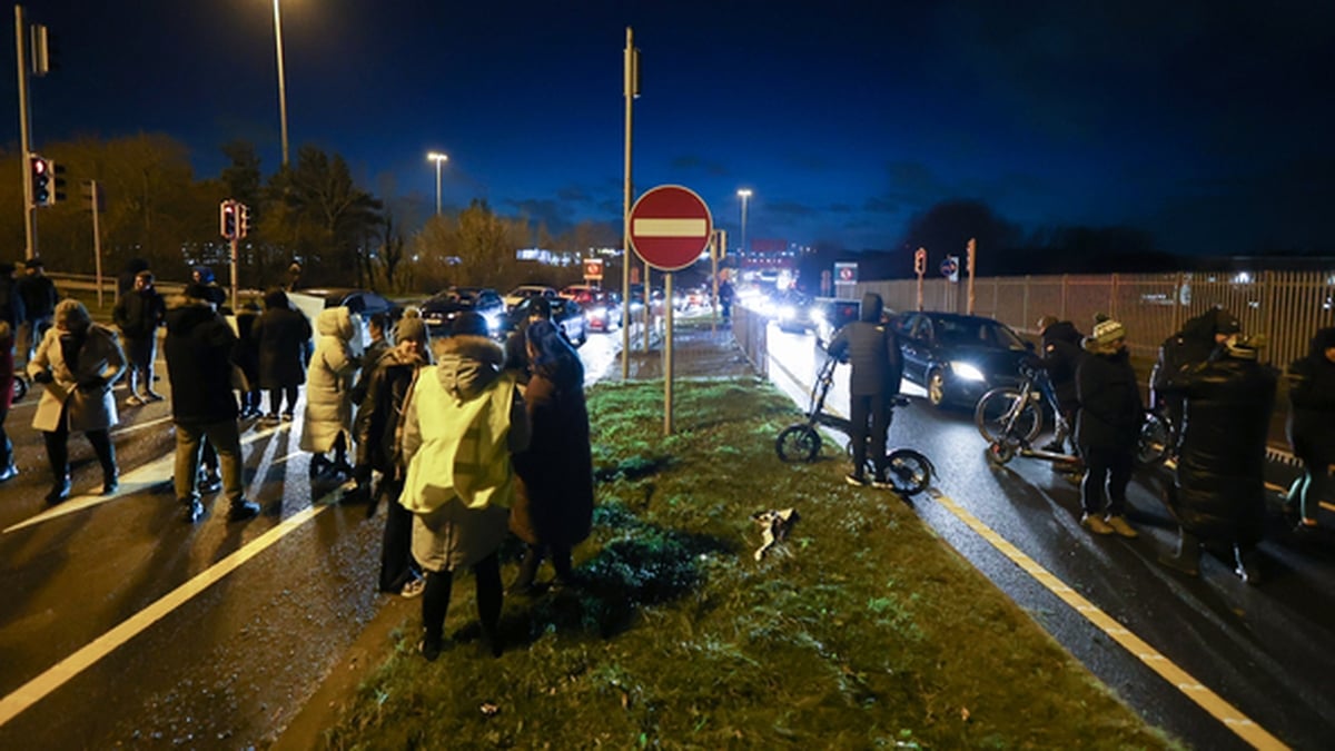 Tús Áite: An eite dheis agus agóidí frith-theifigh 