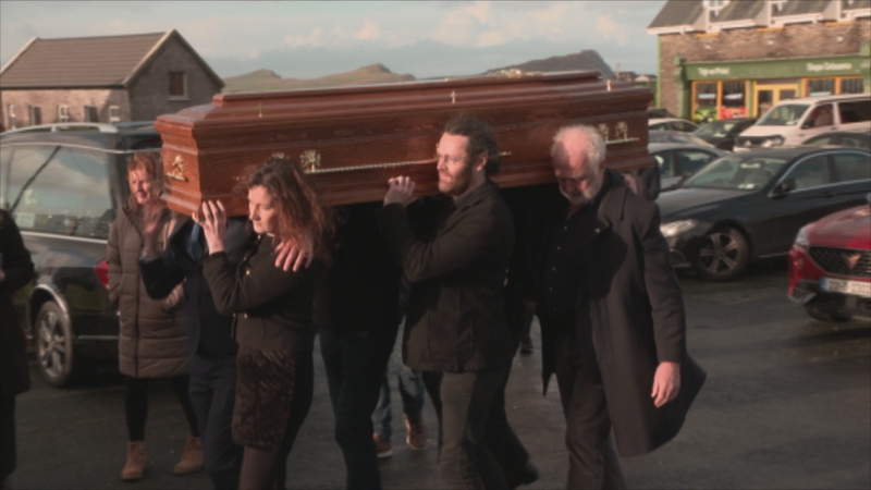 Cónra an cheoltóra agus an amhránaí Séamus Ó Beaglaoich á tabhairt isteach i Séipéal na Carraige i gCorca Dhuibhne ar maidin.