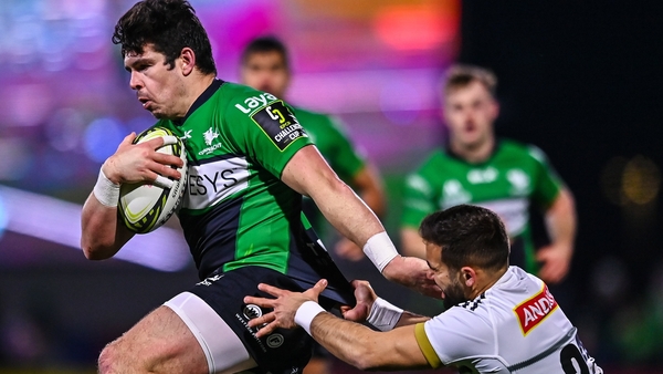 Alex Wootton evades the tackle of Enzo Hervé