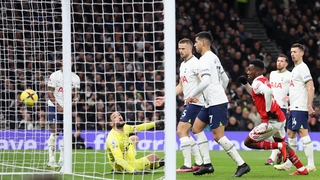 Hugo Lloris concedes a bizarre opener