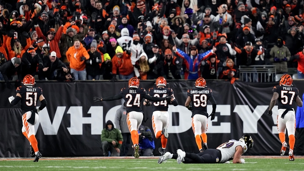 Sam Hubbard #94 of the Cincinnati Bengals scores a 98 yard touchdown